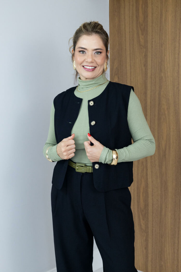 Imagem de Colete Iris - Preto - Com decote redondo e botões com efeito amadeirado